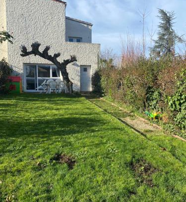 Lormont House | Family-Friendly Retreat at Maison de famille with Dining