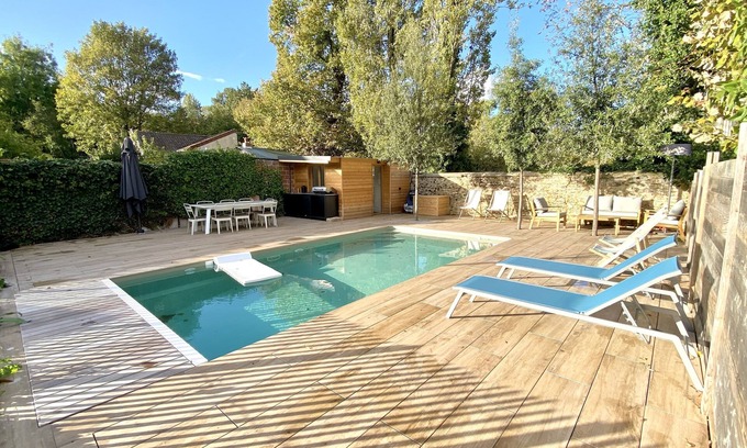 Versailles House | Maison de Famille: Tranquil Retreat in City Center