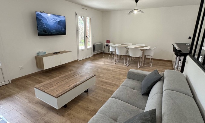 Bazoches-sur-le-Betz House | Inviting Retreat at Maison de Campagne - Family and Pet Friendly