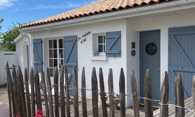 Noirmoutier-en-l'Ile House | Experience Maison de Tradition Noirmoutrine: Oceanfront Retreat