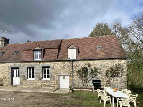 Domfront en Poiraie House | Maison de Charme Rénovée avec Jardin, Idéale pour Cyclistes et Randonneurs, Proche Mont Saint-Michel - FR-1-497-201