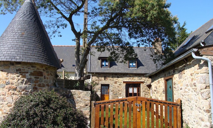 Lezardrieux House | Inviting Maison de la Ferme: Ocean Views & Family-Friendly