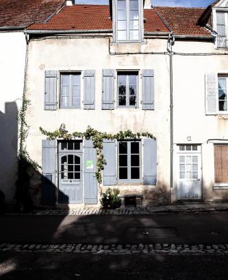 Flavigny-sur-Ozerain House | Maison de la fontaine
