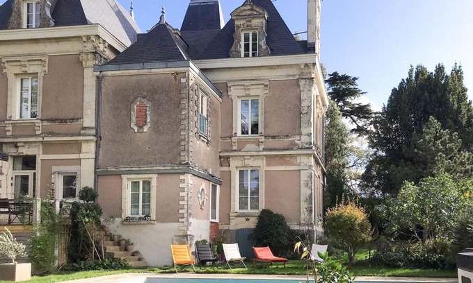 Faye-d'Anjou Bed & Breakfast | Inviting Maison de Maître with Pool & Garden in Coteaux du Layon