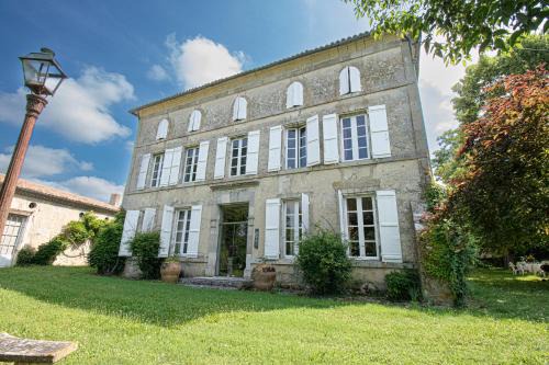 Nerac House | Elegant Maison de Maître with Pool & Ocean View