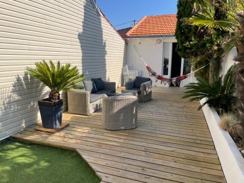 Quartier des Dunes House | Beachfront Escape: Family and Pet-Friendly Retreat