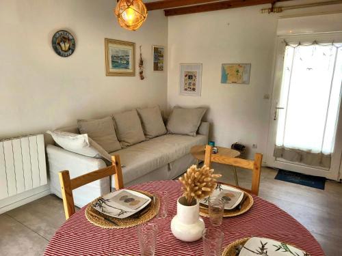 Pirou House | Beachfront Retreat at Maison de plage Le cocon Pirouais