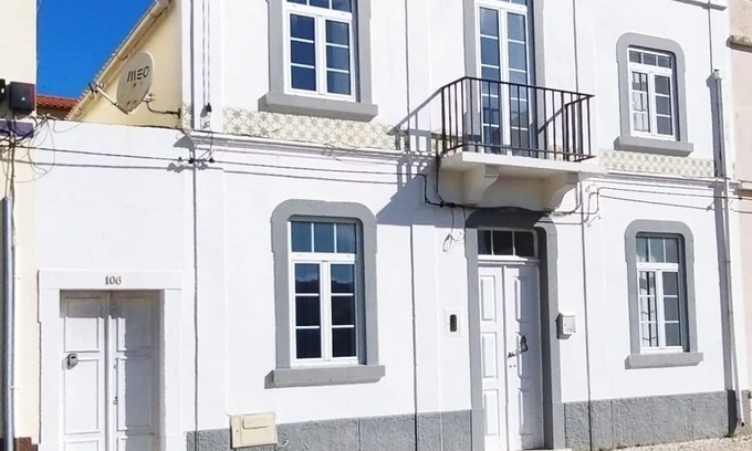 Sao Pedro Villa | Idyllic Maison de Plage: Pet-Friendly Fisherman's Retreat