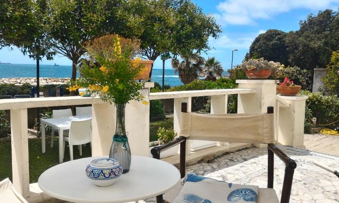 Civitavecchia Bed & Breakfast | Oceanfront Maison De Revel: Family-Friendly Oasis with Pool