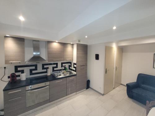 Bassan House | Charming Maison de Village: Family-Friendly Retreat Awaits