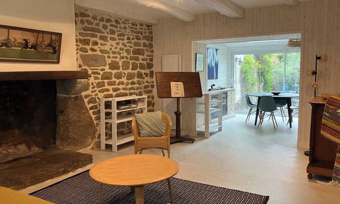 Batz-sur-Mer House | Cozy Maison de Village: Pet-Friendly Retreat by the Coast