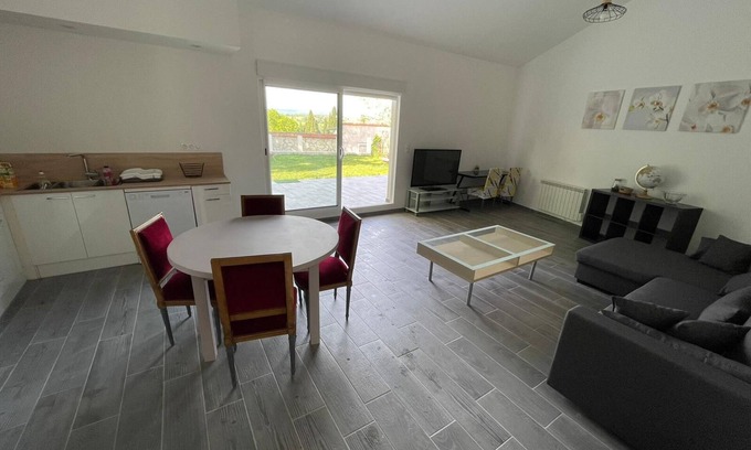 Lasbordes House | Cozy Maison de Village: Family-Friendly with Kitchen Access