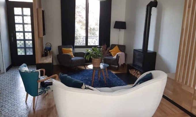 Colombes House | Quaint Maison de Ville: Enjoy Spa & Hot Tub near Paris