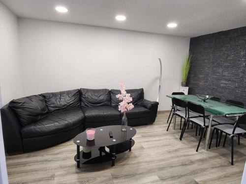 Longnes House | Charming Maison de Ville: 40 km from Paris, Pet Friendly