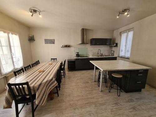 Bourgogne House | Cozy City Residence in Orléans with Parking & Pet-Friendly