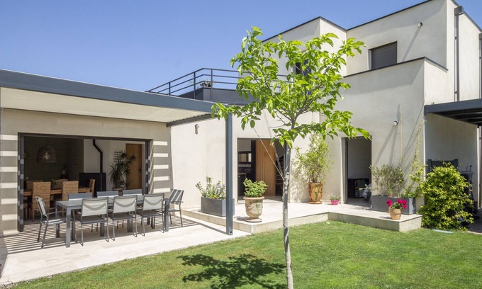 Vedene Villa | Maison des Fleurs: Relaxing Holiday Home with Private Pool