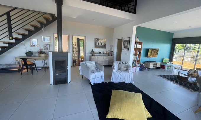 Les Avirons House | Experience Maison des Merles: Pet-Friendly with Breakfast
