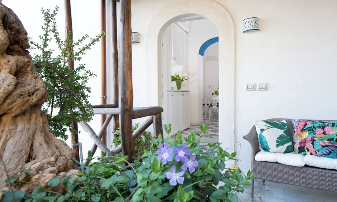 Laurito House | Cozy Ocean View Cottage - Perfect for Family Getaways