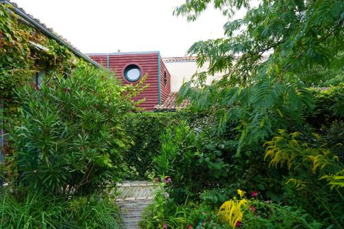 Saint-Hilaire-de-Clisson House | Pet-Friendly Retreat at Maison du chat bleu - 8.9/10 Rated