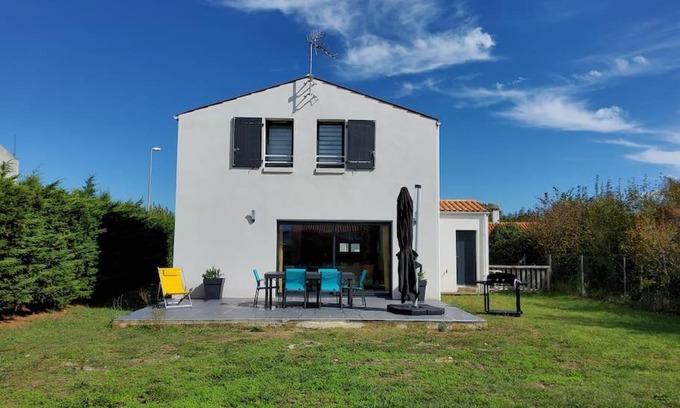 Le Grand-Village-Plage House | Oceanfront Escape at 003 QUIN - Maison du Maine, Rated 9.1
