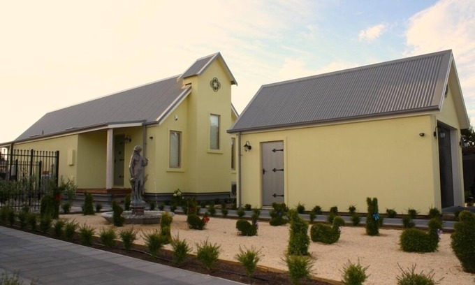 Christchurch House | Inviting Maison du Soleil: Family-Friendly Stay in Christchurch