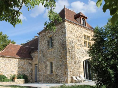 Monsac House | Gîte de Charme: Panoramic Views & Modern Comforts Await