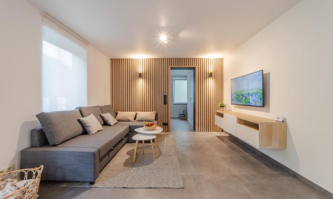 Coo House | Pet-Friendly Retreat near Coo Waterfall with Ocean Views