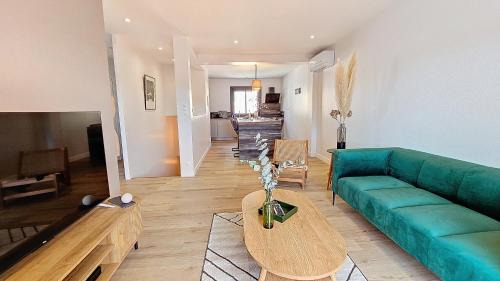 Colombiers House | Discover Maison entre canal et mer: Family-Friendly Retreat
