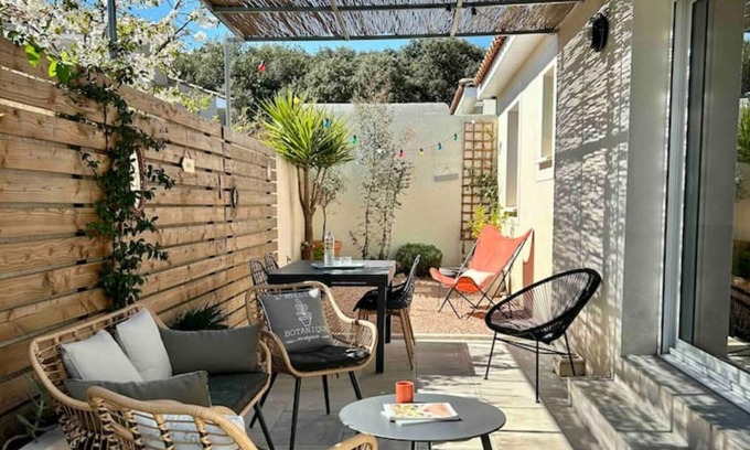 Cournonsec House | Discover Maison Entre mer et Garrigue with Ocean Views