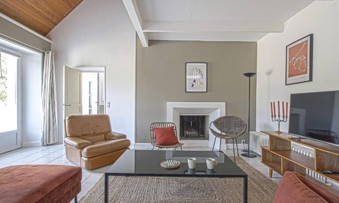 Ryes House | Family-Friendly Retreat Near the Beach with Spa Access