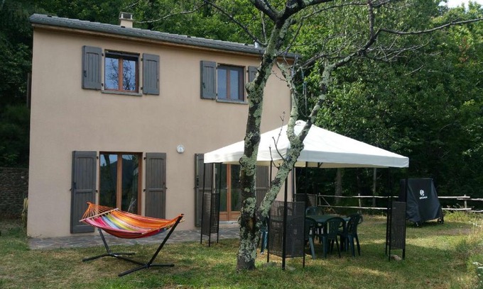Saint-Frezal-de-Ventalon House | Family Retreat in Cévennes with Kitchen and Pet Friendly