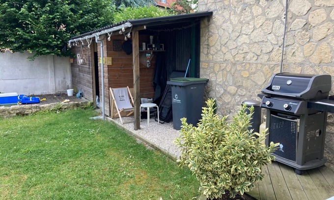 Claude Decaen House | Bright Family Home Minutes from the Station and Beaches