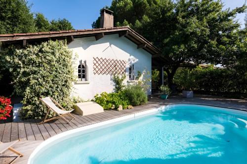 Lege-Cap-Ferret House | Maison familiale avec piscine au Cap Ferret Gîte chaleureux 5 chambres idéal pour familles avec enfants Proche plages pistes cyclables et forêt Calme confort et nature pour des vacances inoubliables proche Arcachon