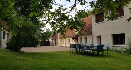 Selles-sur-Cher House | Idyllic Maison de vacances A l'Ombre du Saule Near Zoo