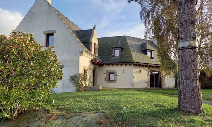 Langueux House | Family Retreat with Garden View and Pool Near the Ocean