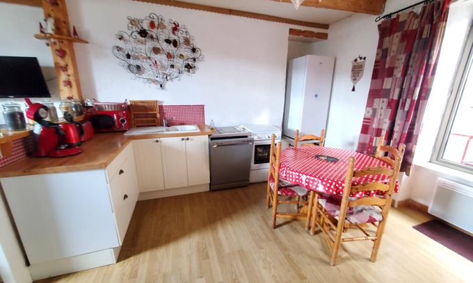 Besse-en-Chandesse House | Cozy Maison Chabrit: Pet-Friendly Retreat for Families