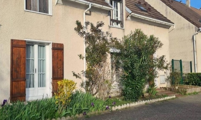 Montigny-les-Cormeilles House | Maison 120m2: Family-Friendly with Garden & Gym Access