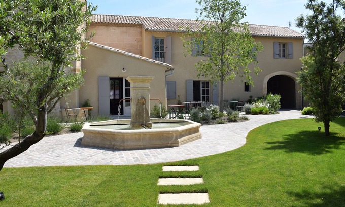 Mouries House | Enjoy Poolside Comfort at Maison Gasparine for 6 Guests