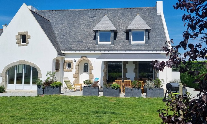 Sene House | Oceanfront Maison Golfe du Morbihan with Beach Access