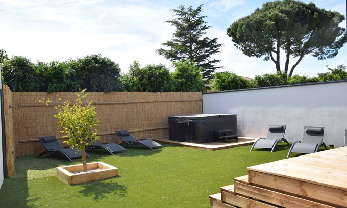 Lunel House | Discover Maison Grenadier: Private Jacuzzi & Ocean Views