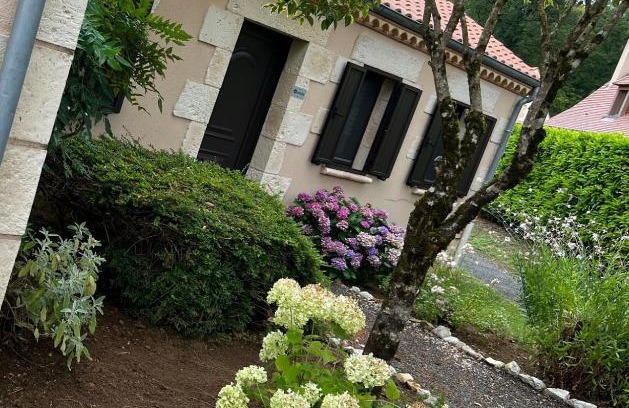 Castelnaud-la-Chapelle Apartment | Indulge at Maison Hyacinthe: Oceanview Paradise Awaits
