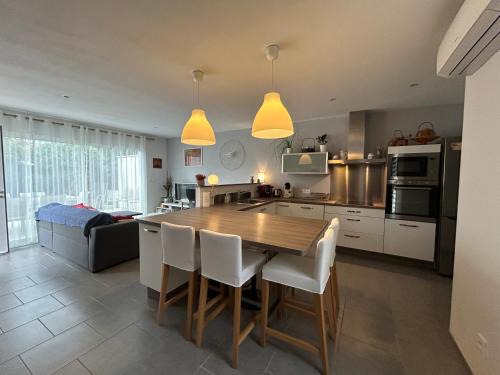 Uzes House | Convenient Stay: Walk to City Center, Family-Friendly Amenities