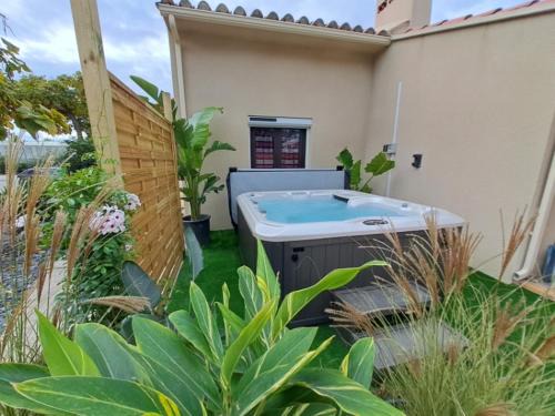 Perpignan Villa | Relaxing Spa Retreat with Pool - Guest Rated 8.6/10