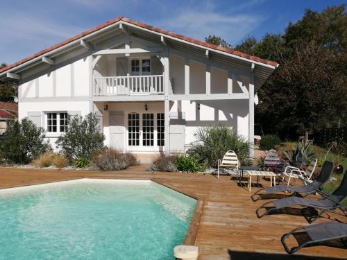 Josse House | Discover Maison Landaise: Pet-Friendly Oasis with Pool