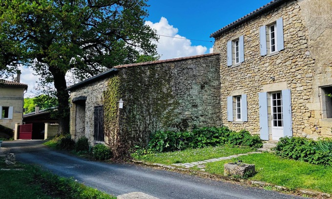 Saint-Cibard House | Pet-Friendly Stay at Maison Les Charmes for 4-5 Guests