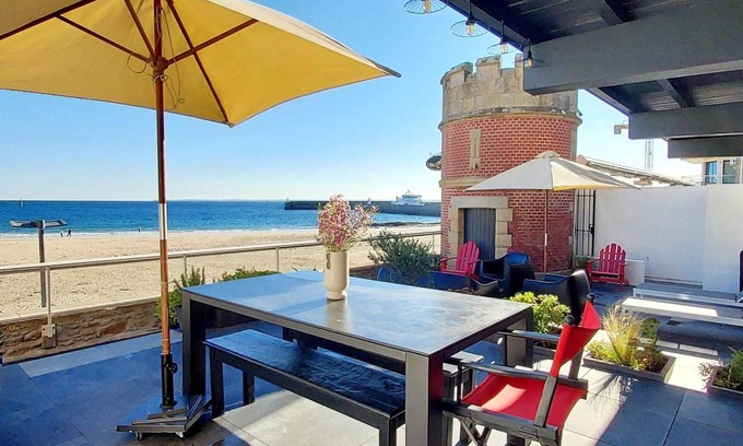 Morbihan Apartment | Coastal Retreat: Maison "les pieds dans le sable" Vue mer