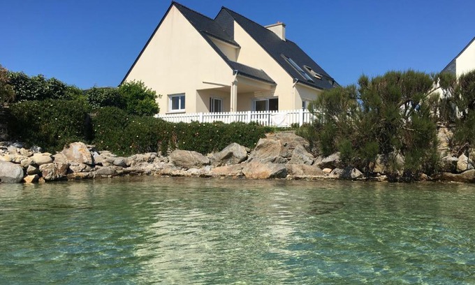 Roscoff House | Beautiful MAISON LES PIEDS DANS L EAU: Oceanfront Oasis