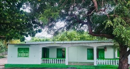 Antsiranana House | Oceanfront Retreat: Maison les pieds dans l'eau, Ramena
