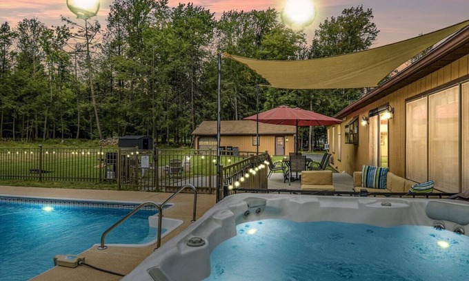 Liberty House | Maison Liberty: Relax with Pool, Hot Tub & Fire Pit Fun