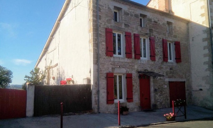 Grateloup-Saint-Gayrand Bed & Breakfast | Seaside Retreat at Maison LINDA - Rated 9.3/10